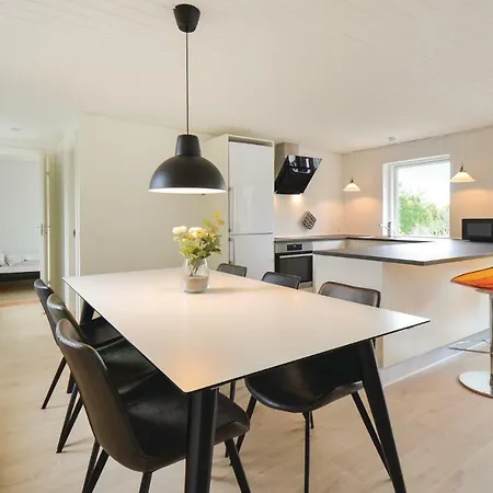 Three-bedroom Holiday In Rønde